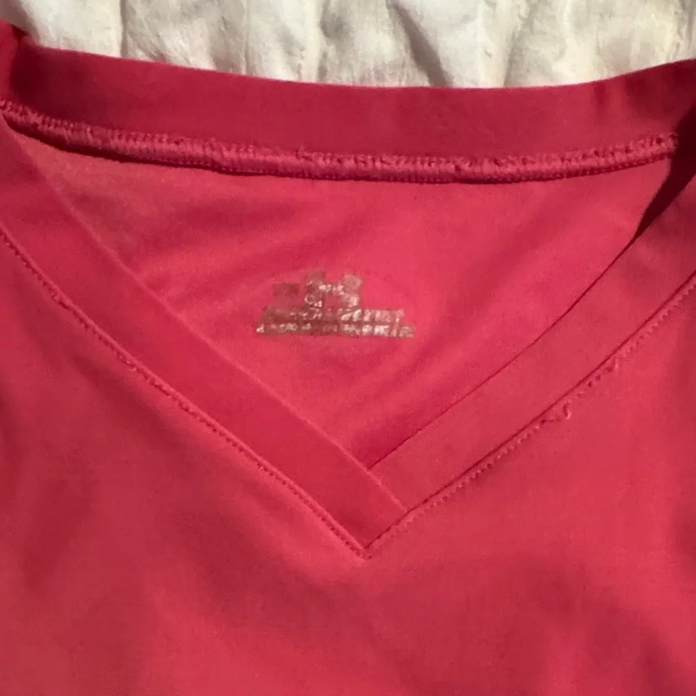 💜3/$12💜 Under Armour Women's V-Neck Tee in Vibrant Pink